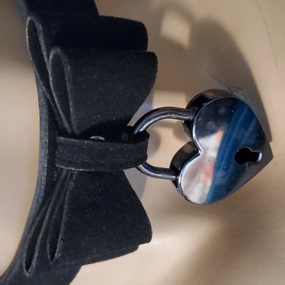 Neck accessories - Picture 3 of 3